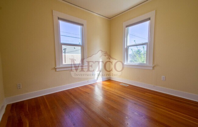 Building Photo - Light & Bright Home In Eugene