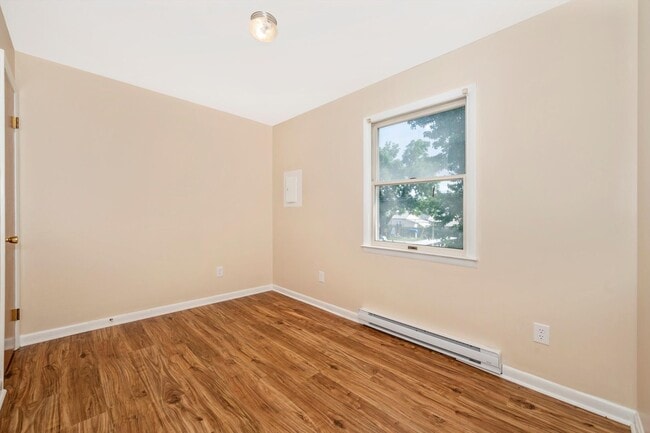 Building Photo - Apartment w/Parking