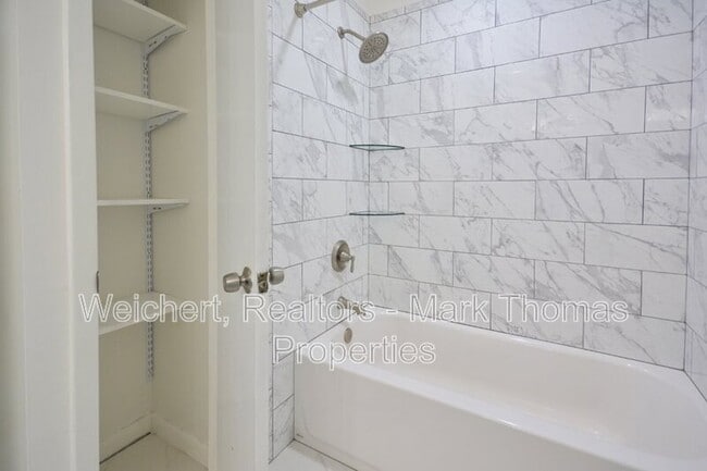 Building Photo - 111 Twisted Oak Pl