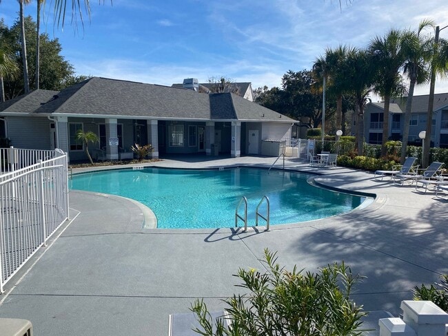 Building Photo - RENT SPECIAL-Regency Park at Lake Mary Corner Unit with Wrap-Around Balcony!