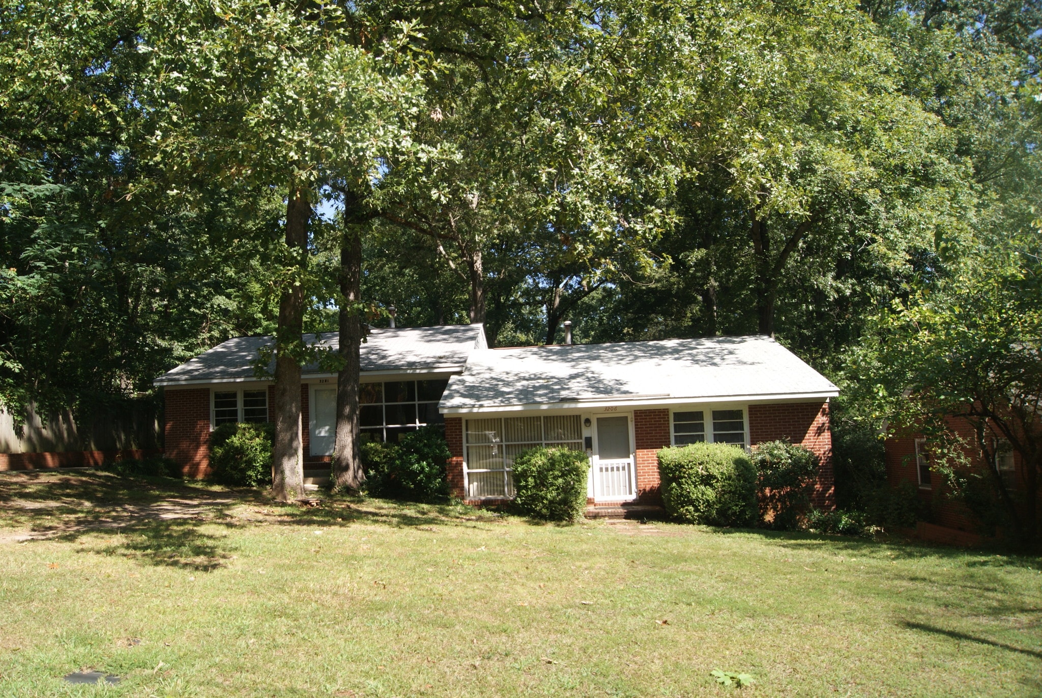Unit on right side-- - 3208 Ruffin St