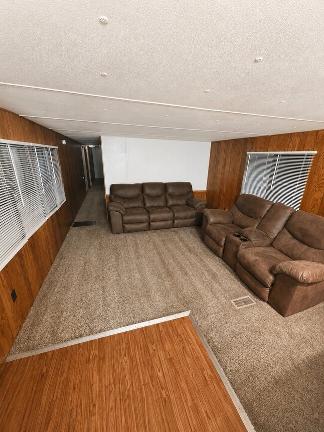 Building Photo - 4728 Ellsworth Ln