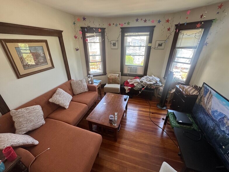 Primary Photo - 8 Foskett St