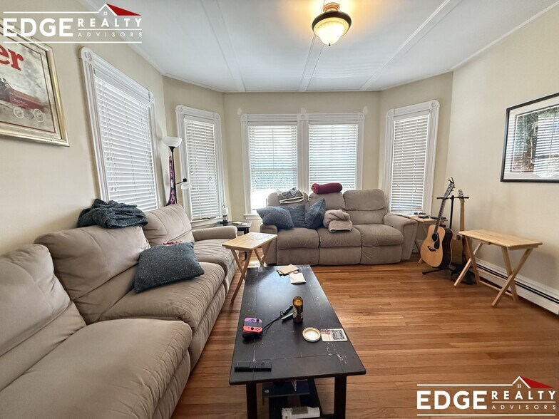 Building Photo - 91 Surrey St