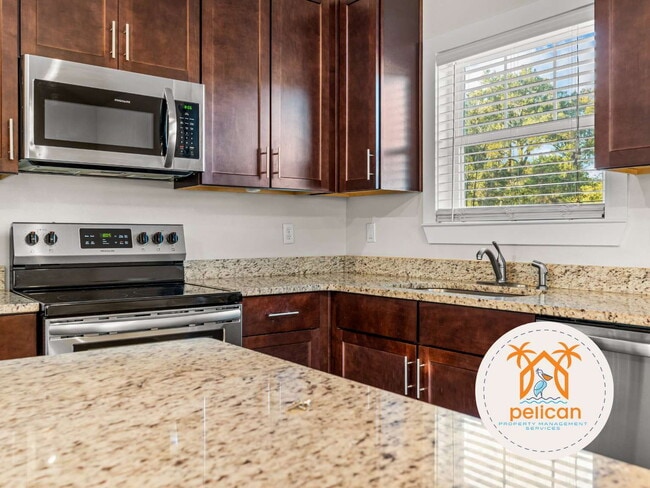 Building Photo - Charming Home in Desirable Pensacola Location