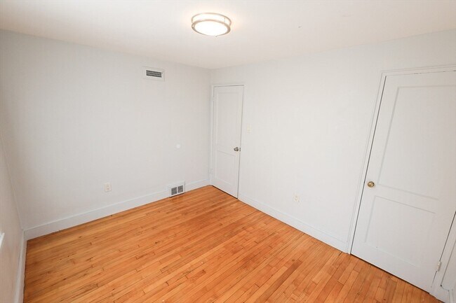 Building Photo - 15 Ridgeview Ave