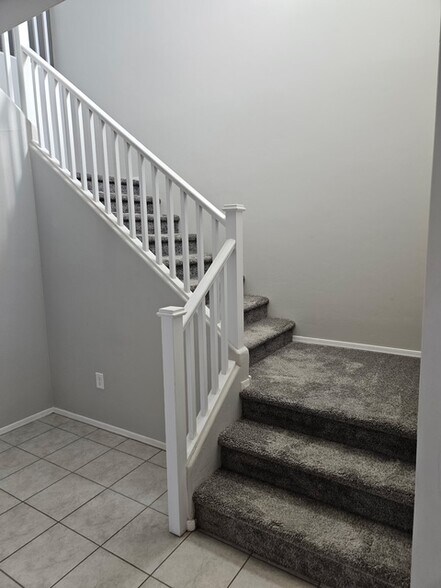 Building Photo - 646 W Calle Espadero