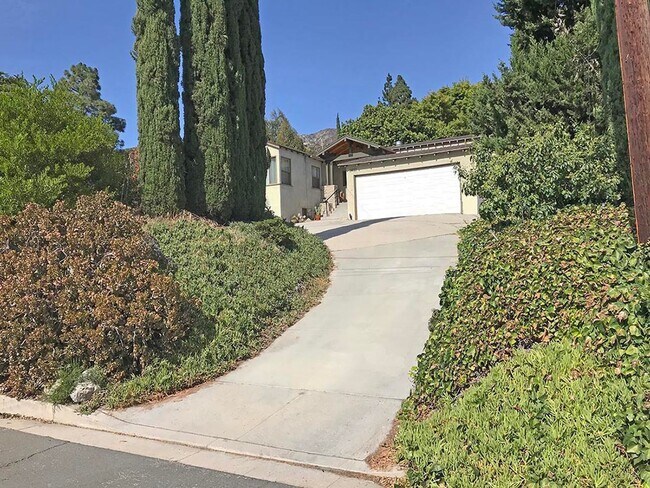 Building Photo - 3-Bedroom Home in Glendale's Foothills with RV Parking!