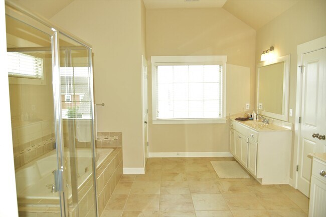 Building Photo - Beautiful, Spacious 4 bedroom 3 bath home ...