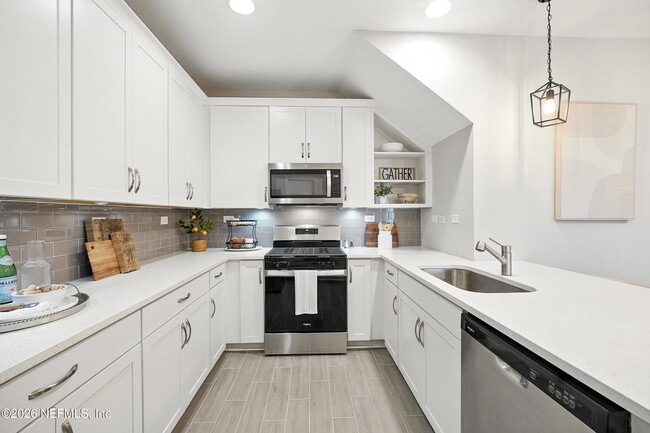 Building Photo - 698 Cherry Elm Dr