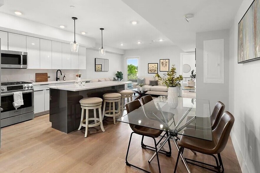 Living & Kitchen - 321 W Broadway