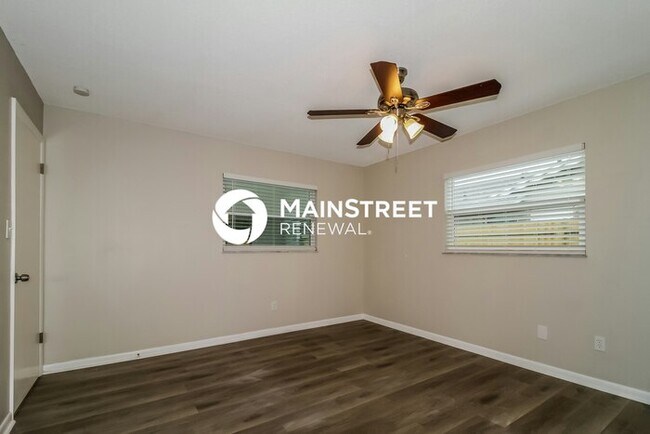 Building Photo - 4 Bedroom Pet-Friendly Home in FERN PARK, FL with Main Street Renewal