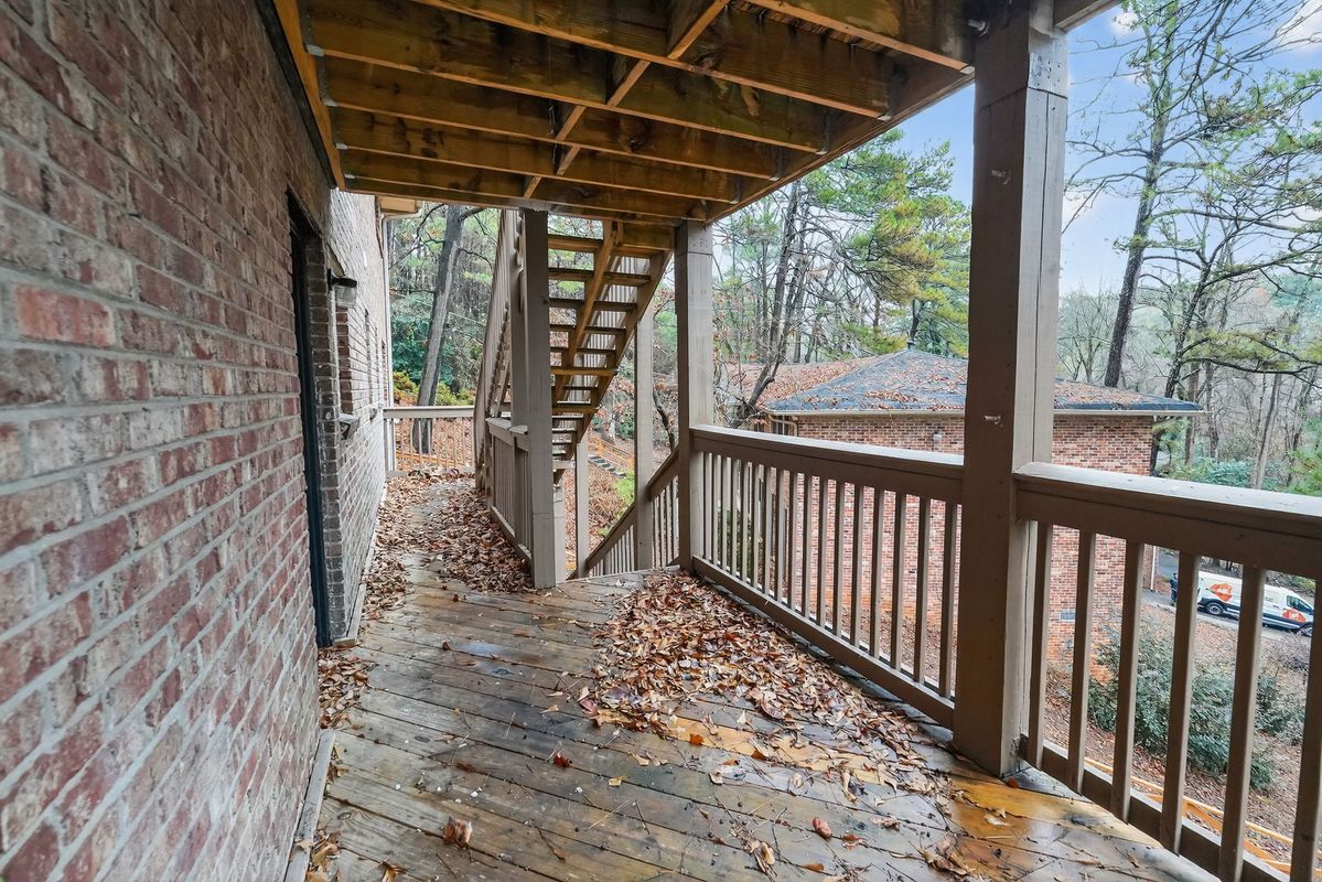 Building Photo - 2520 Peachwood Cir NE