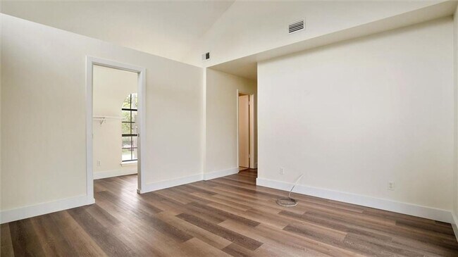 Building Photo - Renovated Waterfront Home