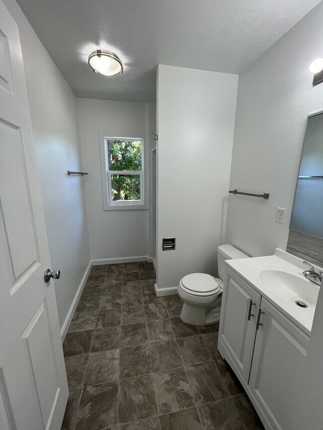 Building Photo - Recently Updated 2 Bed/1 Bath Upper Level Duplex Near Downtown!