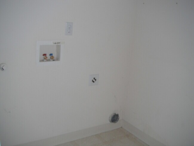 Building Photo - Spacious home and yard ready for you!