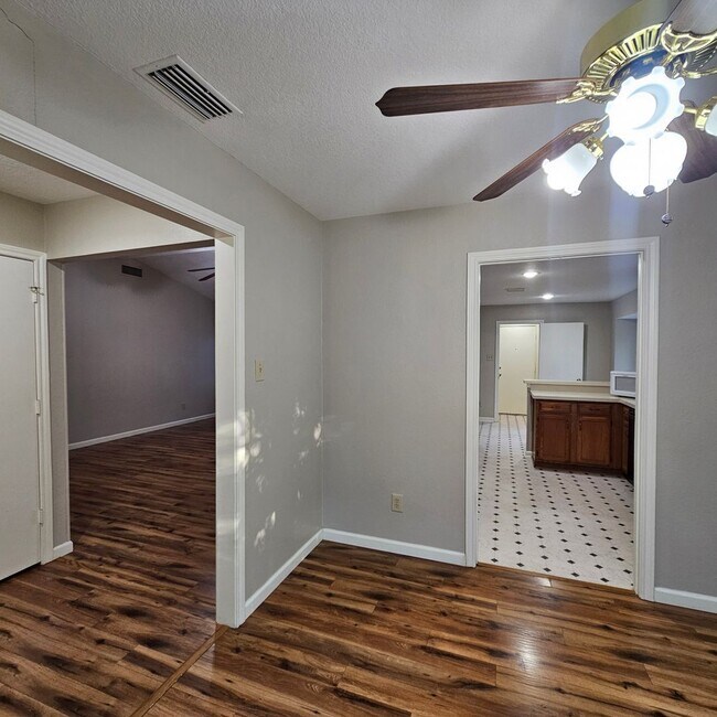 Building Photo - 1402 Sheppard Ln