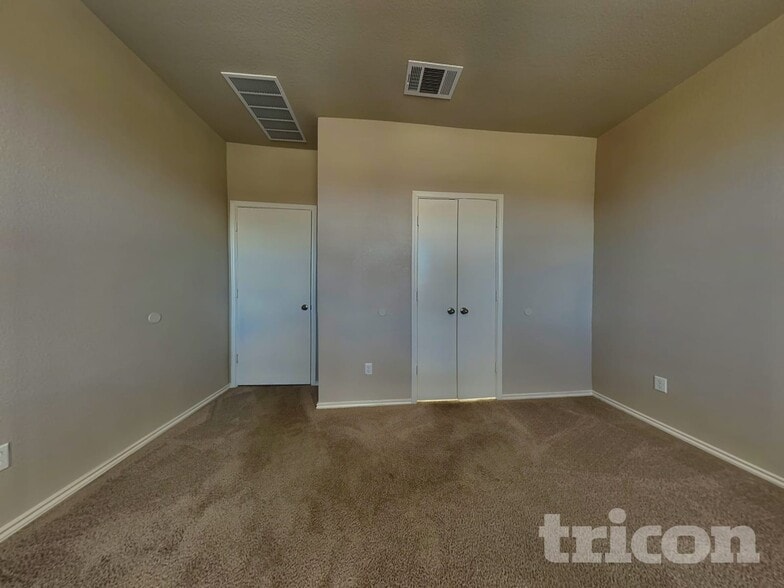 Building Photo - 5124 Saddle Clb Dr