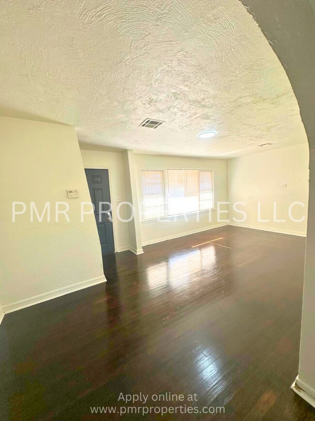 Building Photo - 3 Bedrooms / 1 Bathroom House