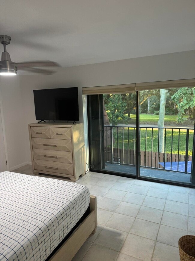 Building Photo - 6111 SE Riverboat Dr