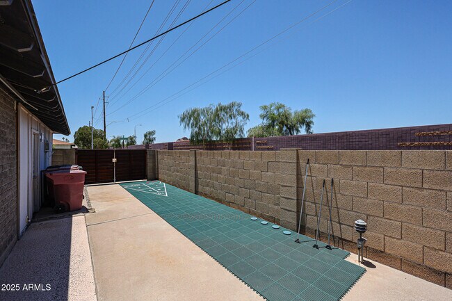 Building Photo - 6402 E Cambridge Ave