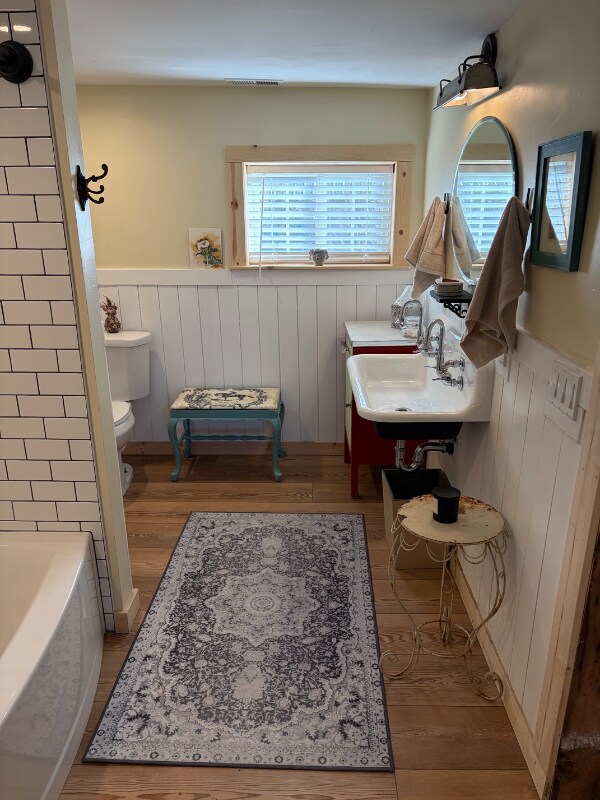 Building Photo - 613 Main St