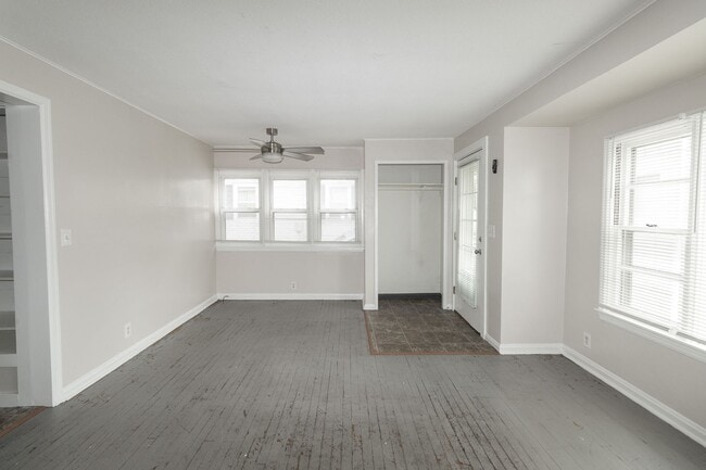 Building Photo - 4 Bed 2 Bath House on East Campus