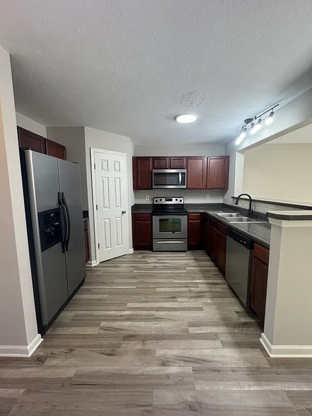 Newly refreshed kitchen - 1961 Shaylin Loop