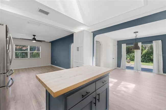 Building Photo - 4939 Woodland Dr