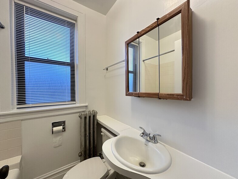 Building Photo - 1913 W Larchmont Ave