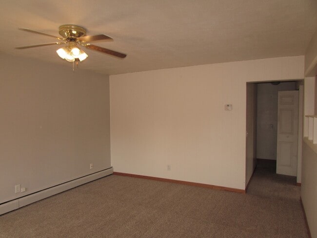 Building Photo - 3 BEDROOM | 1 BATH | SOUTH | DETACHED GARAGE