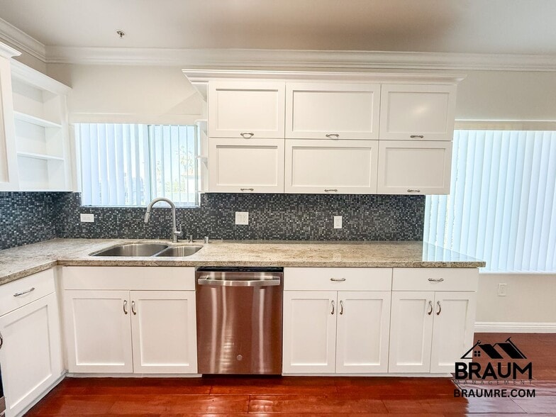 Building Photo - 332 S Virgil Ave