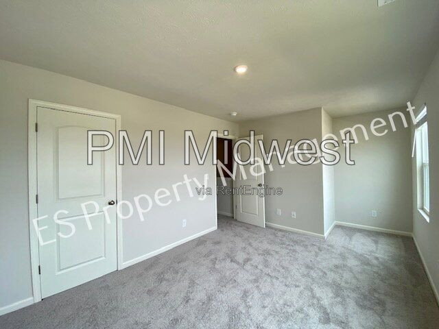 Building Photo - 2913 W Kings Cyn Dr
