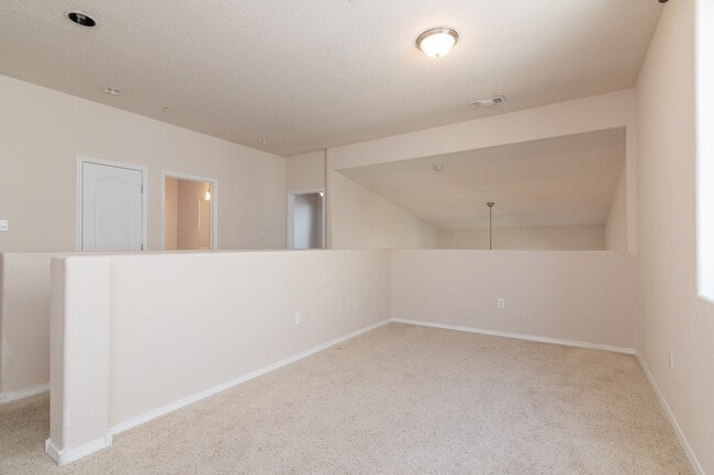 Building Photo - End Unit Townhouse Available Now!