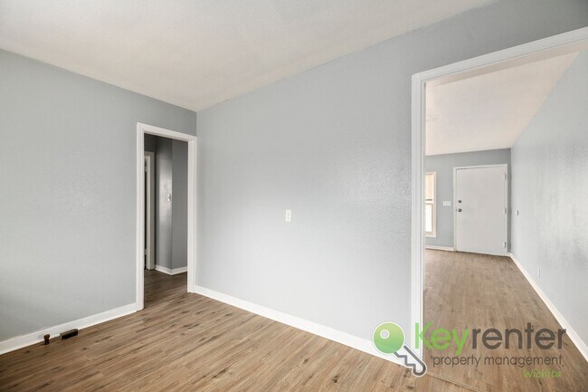 Building Photo - 1338 N Volutsia