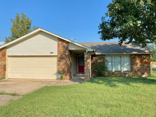 Primary Photo - Charming 3/2/2 Jenks Home