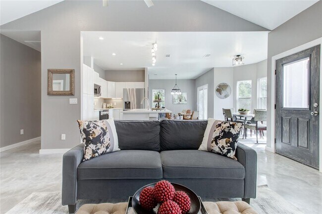 Building Photo - 505 Chantilly Ln