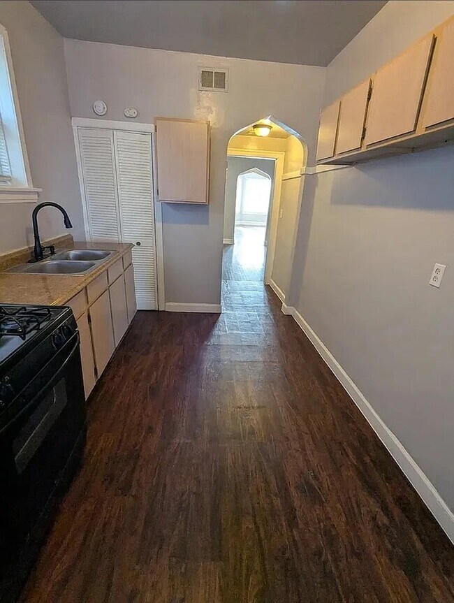 Building Photo - 7545 S May St