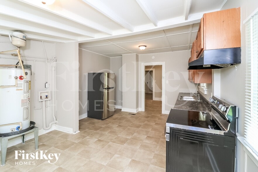 Building Photo - 2641 Sylvan Rd