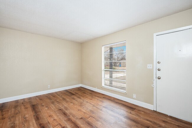 Building Photo - 7118 Glen Point Dr