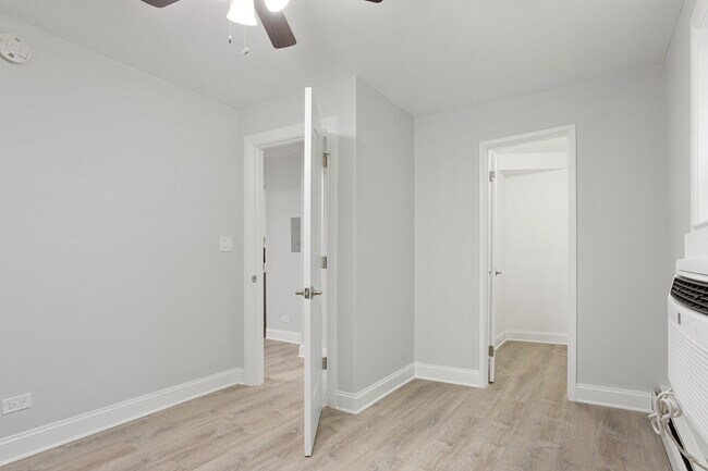 Building Photo - 7606 N Eastlake Terrace