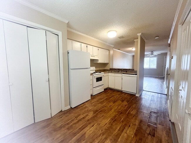 Building Photo - 16 Canterbury Ct