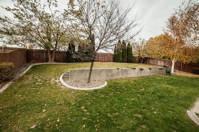 Building Photo - Large Single Family Home located near White Bluffs Elementary!