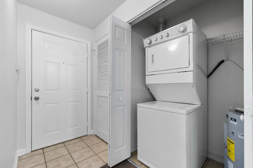 Building Photo - 405 S Villa San Marco Dr
