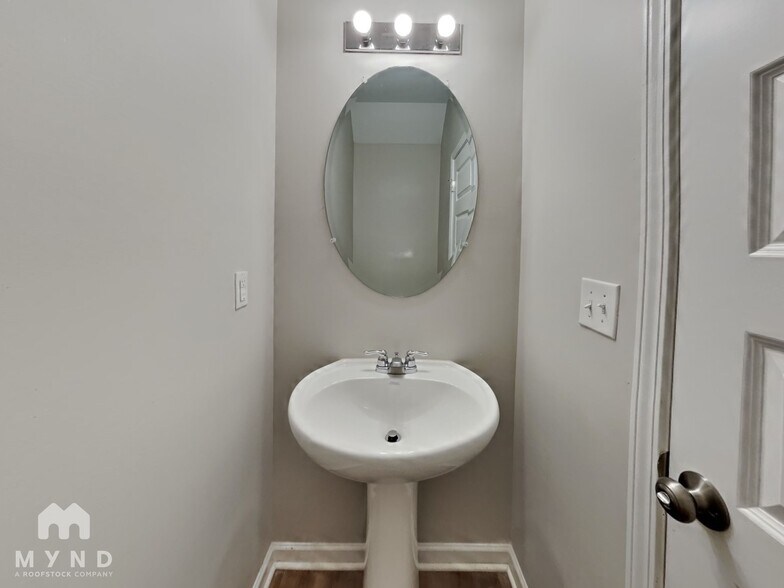 Building Photo - 3105 Hendrick Dr