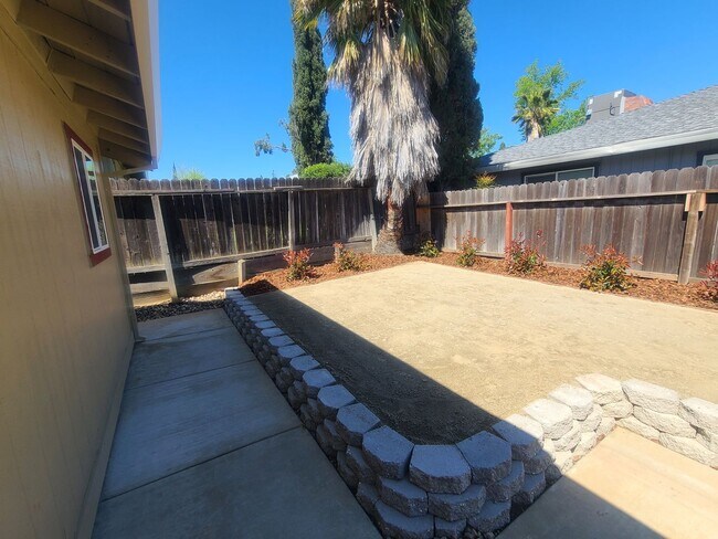 Building Photo - 7945-7947 Tangors Way