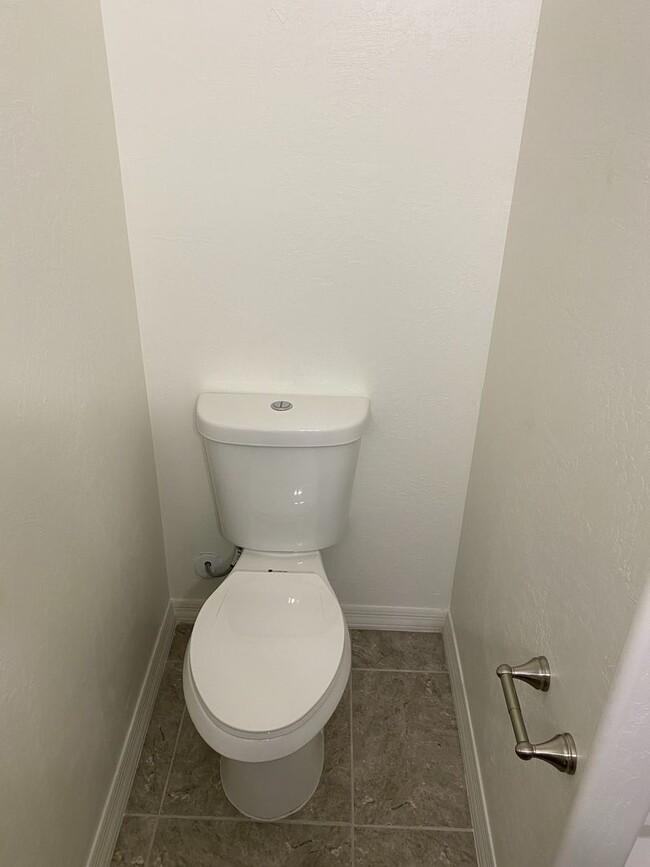 Building Photo - 2 Bedroom in a Gated Community