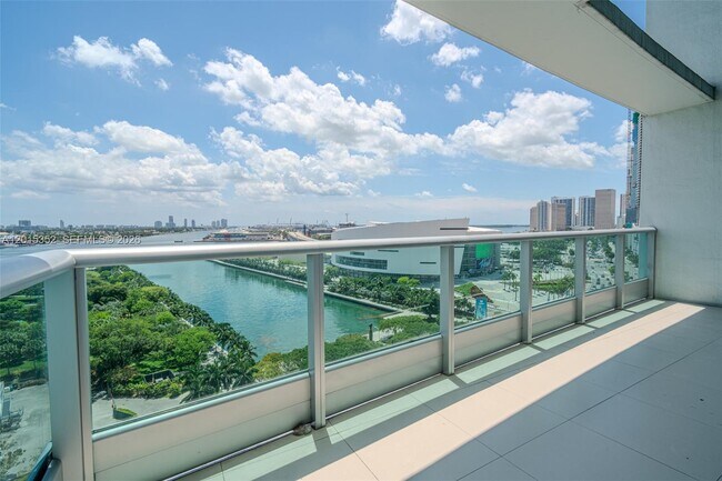 Building Photo - 900 Biscayne Blvd