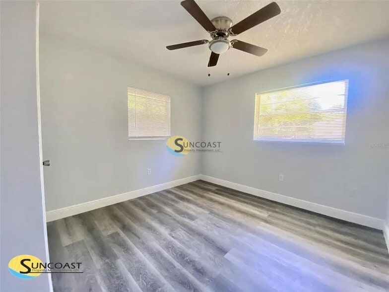 Building Photo - 1419 NE 25th Pl