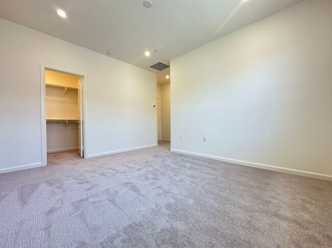 Building Photo - 4 bedroom home for leasing in Chino